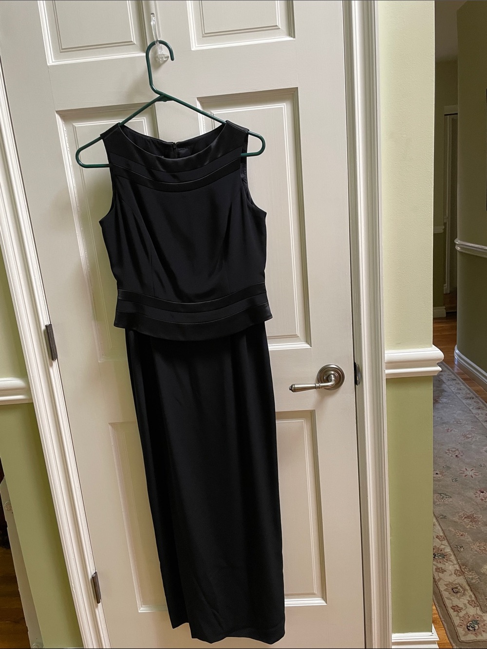 Jones NewYork Black Evening Gown.
Lined with 22 Inch Back Slit. Length 53 inches